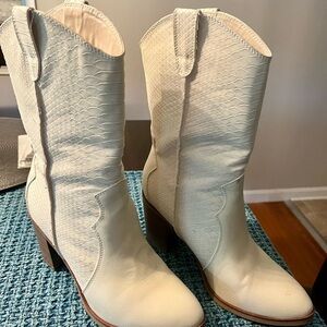COWBOY BOOT - size 7.5 white